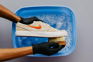 Как стирать кроссовки и другую спортивную обувь в машинке и вручную фото