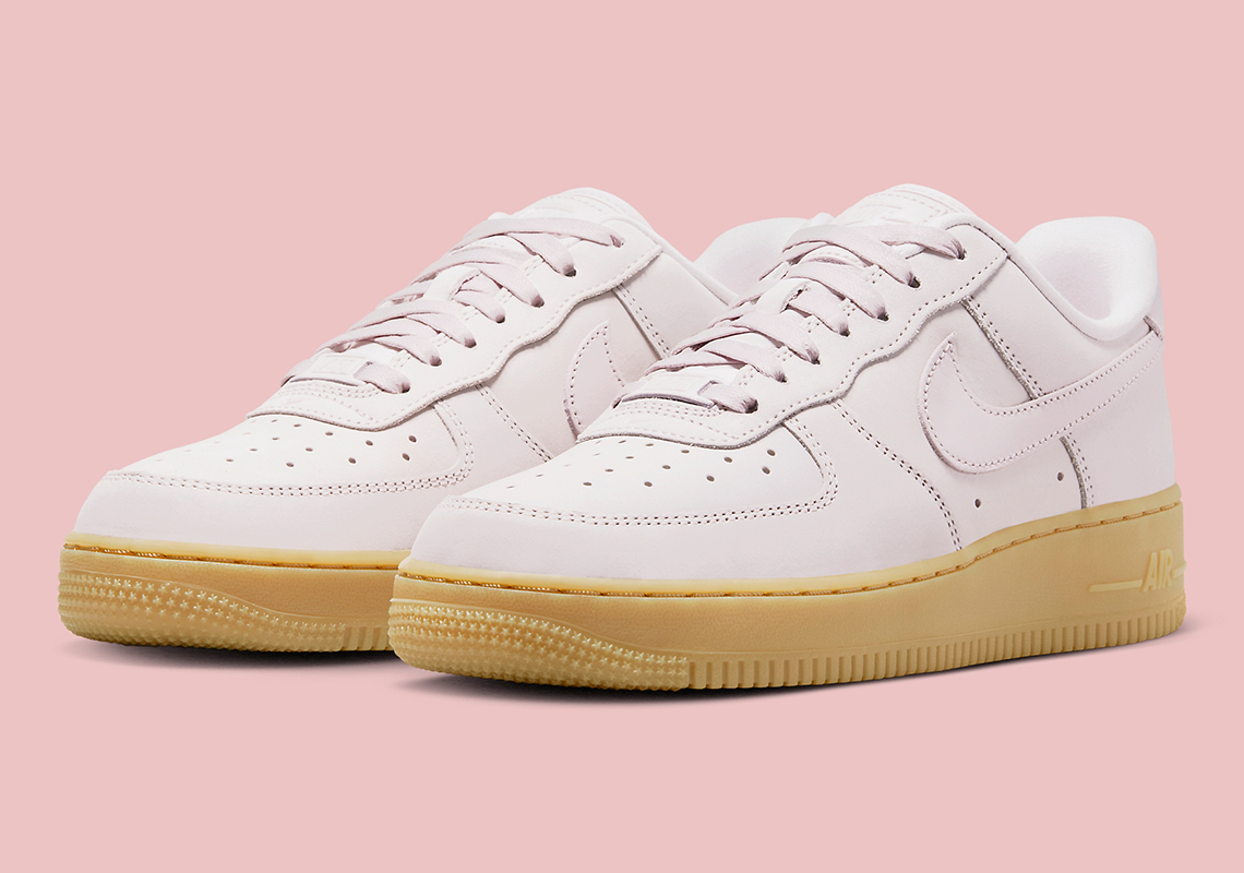 

Кросівки жіночі Nike Air Force 1 (DR9503)