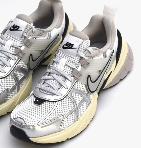 Кросівки жіночі Nike Wmns V2k Run (FD0736-100), 36.5, OFC, 30% - 40%, 1-2 дні
