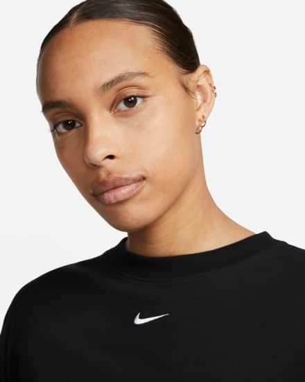 Спортивний костюм жіночий Nike Sportswear Essential Women's Short-Sleeve T-Shirt (DV7882-010), M, WHS, 20% - 30%, 1-2 дні