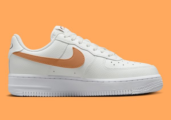 Кросівки жіночі Nike Air Force 1 07 (FQ2742-101), 44.5, WHS, 1-2 дні