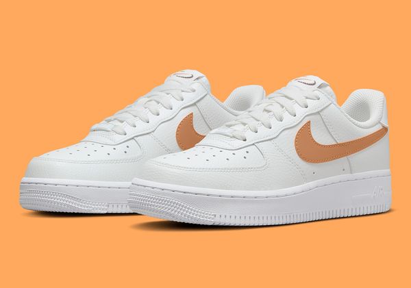 Кросівки жіночі Nike Air Force 1 07 (FQ2742-101), 44.5, WHS, 1-2 дні